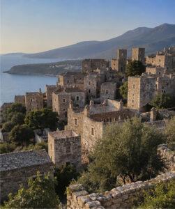 Παραδοσιακός πετρόχτιστος οικισμός της Βάθειας στη Μάνη με τους χαρακτηριστικούς πύργους
